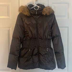 Gorgeous down jacket with removable hood with faux fur trim